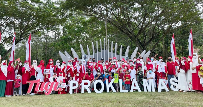 Perayaan Hari Ulang Tahun Ke-77 Kemerdekaan Republik Indonesia tampak begitu semarak di kompleks perumahan karyawan PT Riau Andalan Pulp and Paper (RAPP), Selasa (16/8/2022).